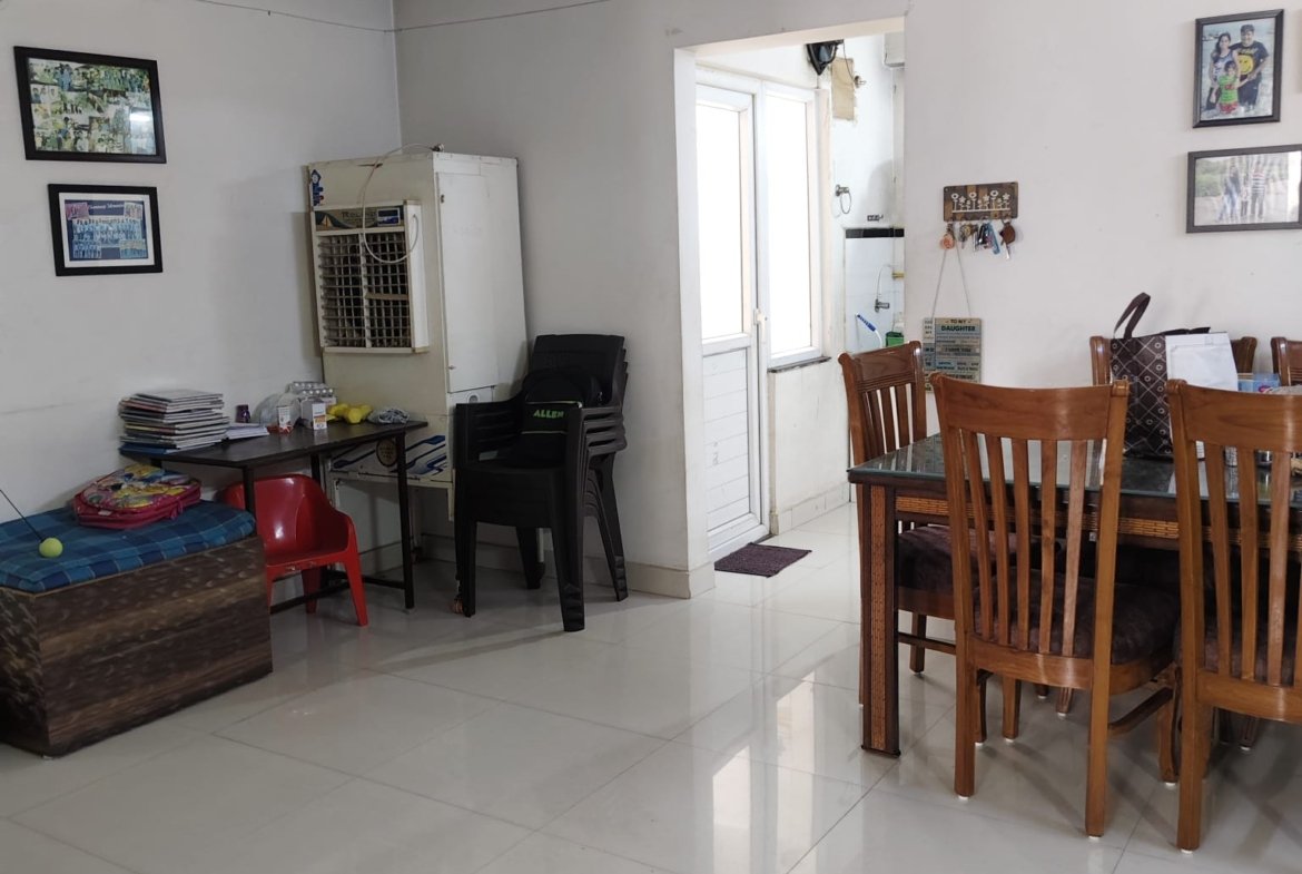 3 bhk fully furnished flat 80 lacs tripolis